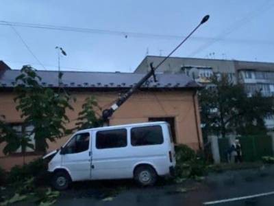В Мукачево микроавтобус влетел в электроопору: без света остались дома на трех улицах