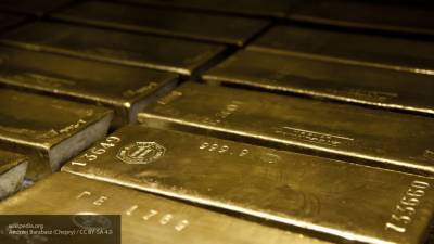 Цены на золото незначительно снижаются после роста на фоне пандемии