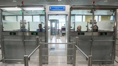 Власти Подмосковья усилят контроль за ношением масок в аэропорту Домодедово