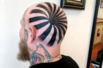 Татуировка в виде дыры в голове прославила мужчину