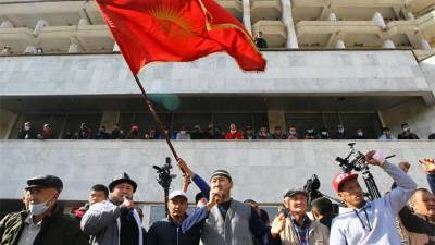 Сторонники Жапарова потребовали отставки парламента Киргизии