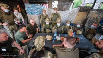 Президента Украины высмеяли за инцидент во время трапезы с военными