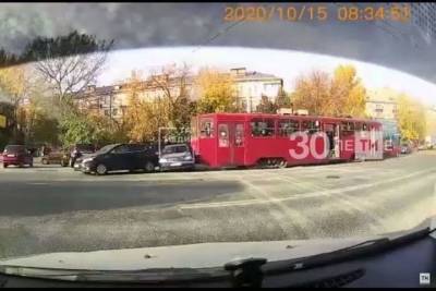В Казани трамвай вновь стал виновником ДТП и снес автомобили