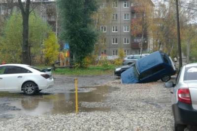 В Ярославле авто ушло под землю