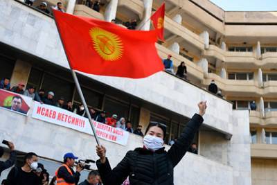 Митингующие обрадовались уходу президента Киргизии и выдвинули новое требование
