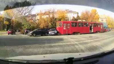 Трамвай без тормозов протаранил четыре машины в Казани