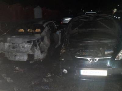 В Запорожье на стоянке сгорели два автомобиля