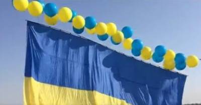 Над Донецком пролетел большой флаг Украины