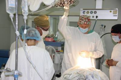 Хирург из Иркутска помогает спасать сахалинских малышей