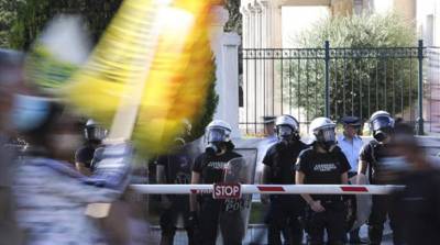 В центре Афин анархисты забросали полицейских бутылками с зажигательной смесью