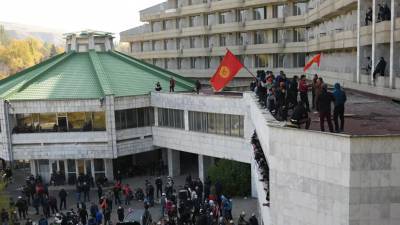 Полномочия президента Киргизии перейдут спикеру парламента