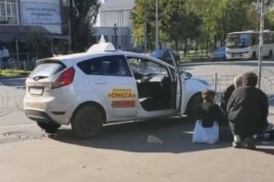 В Киеве ученик автошколы вылетел на тротуар и сбил прохожего (видео)