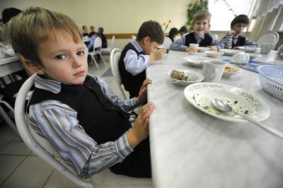 Путин поручил проверить качество питания школьников