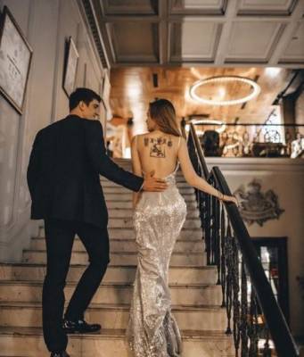 Жена Стаса Бондаренко в откровенном платье показала тату на спине