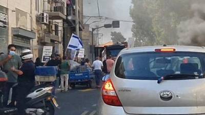 Протест в Тель-Авиве: владельцы магазинов жгут товары на улицах