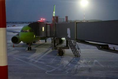 В Челябинске пассажир чуть не сорвал вылет рейса: передумал лететь и спустился с трапа