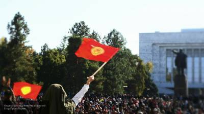Песков отметил важность любых действий, стабилизирующих ситуацию в Киргизии