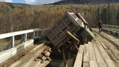 На Алтае под грузовиком обрушился мост