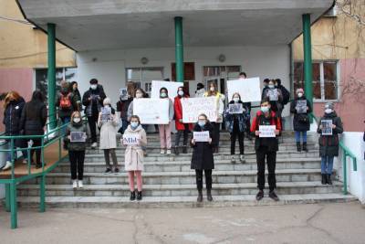 «Решили встать стеной»: Студенты устроили акцию протеста в Улан-Удэ - infpol.ru - Улан-Удэ - респ.Бурятия