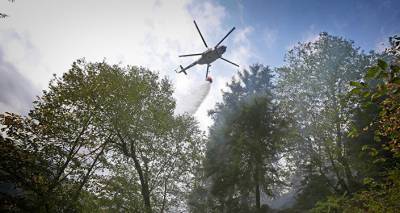 К тушению пожара в горах Грузии подключился вертолет
