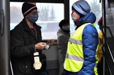 Пассажирам общественного транспорта в Тверской области начали бесплатно выдавать маски