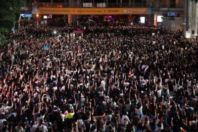 Тысячи демонстрантов в Бангкоке требуют отставки премьер-министра