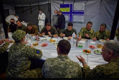 "Кто первый схватил, тот и ест" - соцсеть взорвалась из-за фото Зеленского в военной столовой