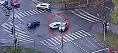 Две легковушки не поделили перекресток в Петрозаводске (ВИДЕО)