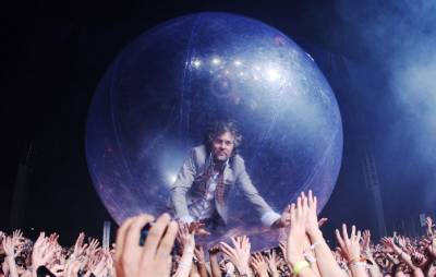 Внутри огромных надувных шаров: The Flaming Lips дали концерт для живой публики
