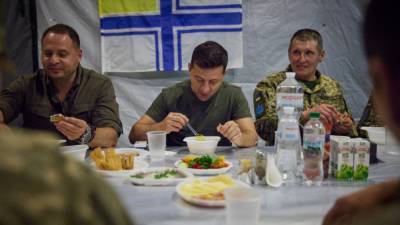 Зеленский попал в скандал из-за обеда без тарелок с военными