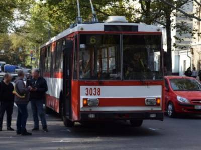 В Николаеве произошло эпичное столкновение кроссовера Toyota и тролейбуса