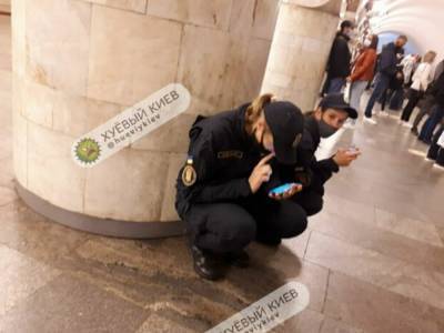 В столичном метро увидели девушек-полицейских в странных позах