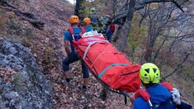 В Крыму спасли двух туристов, сорвавшихся со скалы