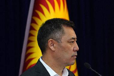 К премьеру Киргизии перешли полномочия президента
