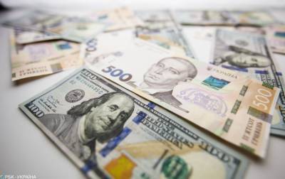 Дефицит валюты на межбанке сократился в два раза