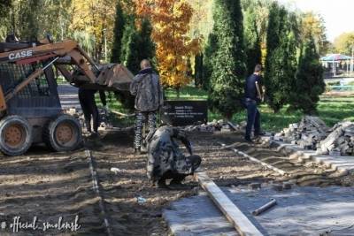 В Смоленске подрядчик переделывает забракованную пешеходную зону за памятником Федором Коню