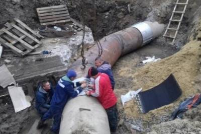 Вода била фонтаном: в Черновцах прорвало отремонтированный трубопровод