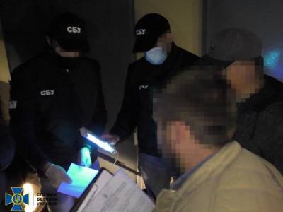 Требовал взятку за повышение в должности: в Ивано-Франковске задержали судмедэксперта