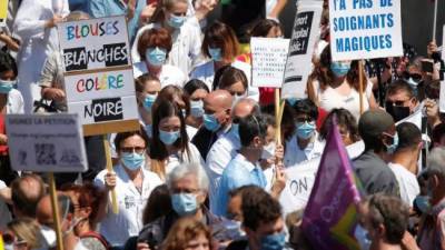Франция: протесты и обыски чиновников, ответственных за борьбу с пандемией