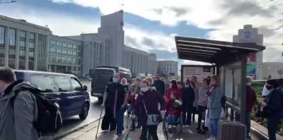 С цветами и плакатами: В Беларуси на марш против Лукашенко вышли люди с инвалидностью, начались задержания