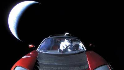 К Марсу приблизился Tesla Roadster со «Звёздным человеком» Илона Маска