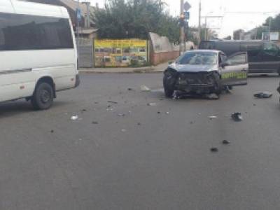 ДТП в Запорожье: столкнулись маршрутка и такси