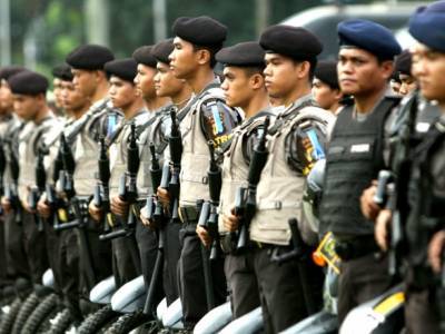 В Индонезии тысячи полицейских тестируют на антиген к COVID-19