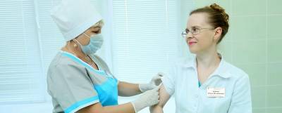 Мурашко: В России осуществляется вакцинация медработников от COVID-19