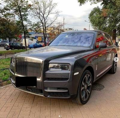 В Киеве заметили люксовый кроссовер Rolls-Royce