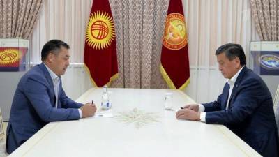 Президент Киргизии уходит в отставку, но политический кризис усиливается