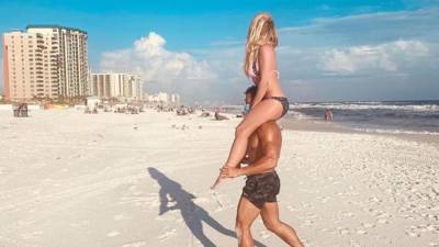 Фанаты Бритни Спирс сочли постановочным ее фото с пляжа
