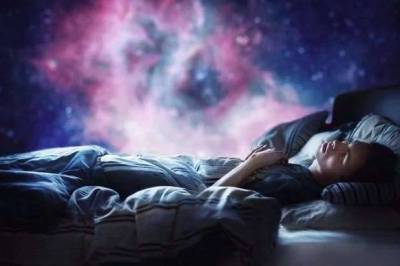 Почему нельзя долго смотреть на спящего: простое объяснение народного поверья