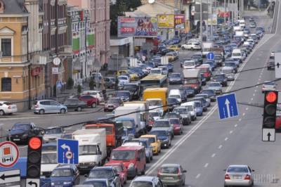 В Киеве временно ограничат движение транспорта