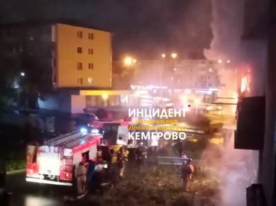 Очевидцы сообщили о пожаре в книжном магазине в Кемерове